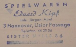 Jürgen Apel führte das Geschäft von 1961 bis 1995. Der Laden wechselte unter neuem Inhaber in die Lister Meile 47, Nähe der Sedanstr. und verschwand dann.