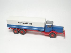 Mercedes – Veterama ´93. Aufbau capriblau, Chassis rot, Pritsche mit rautenförmige Zierstreifen.